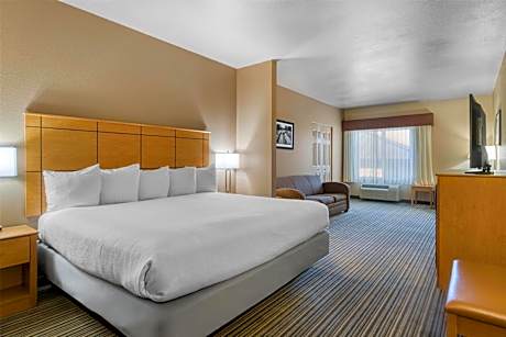 King Suite with Bath Tub and Sofa Bed - Disability/Non-Smoking