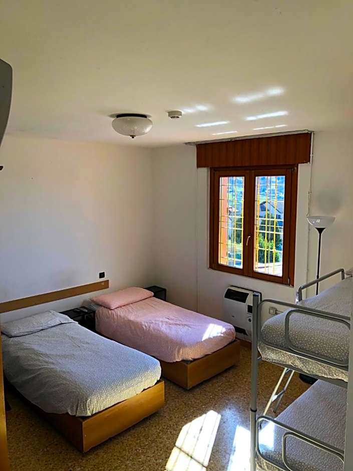 Photo 1 sur 9 de Single Bed in 6-Bed Dormitory Room