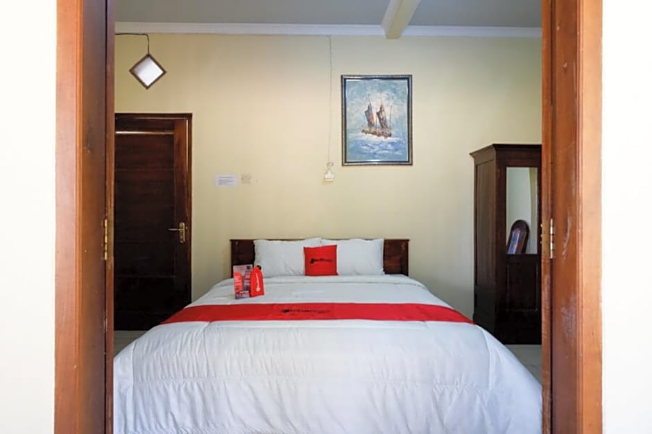 RedDoorz Syariah near Alun Alun Pacitan 2