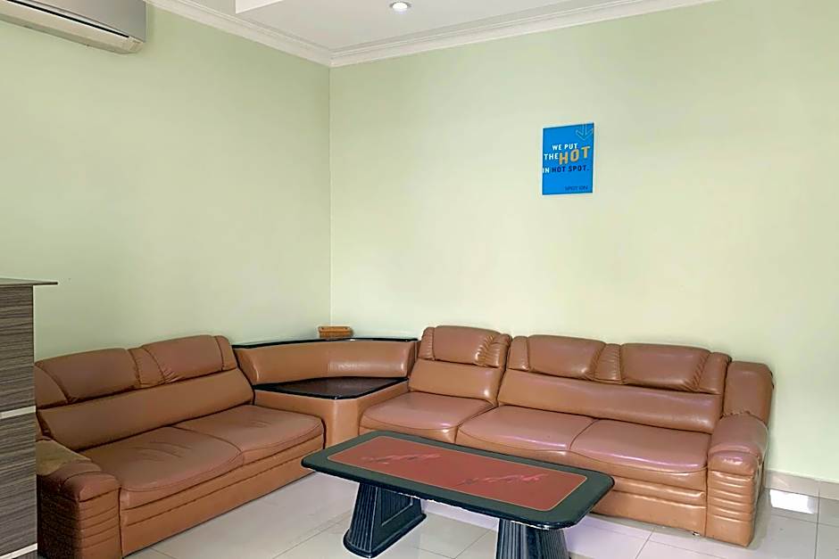 RedDoorz Syariah near Jam Gadang Bukittinggi 2