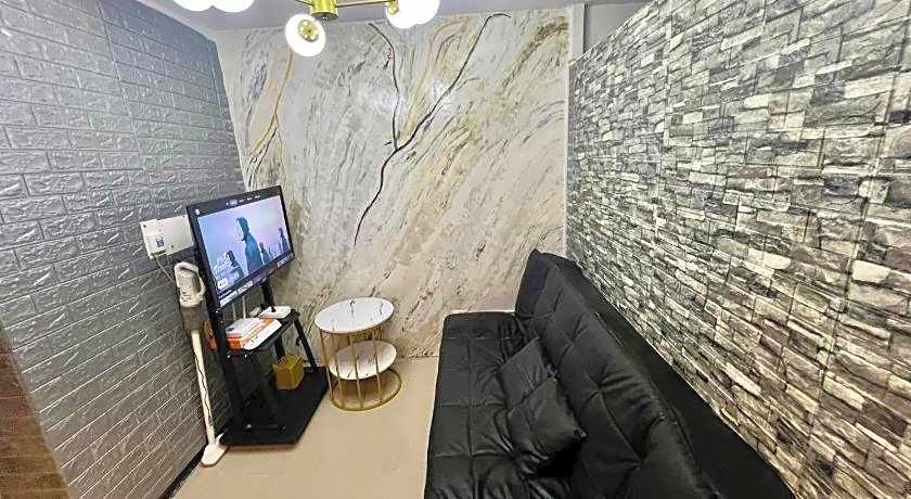 UNO'S Place with Karaoke,Wifi,Netflix and Balcony