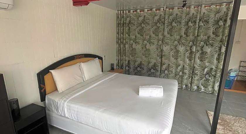 Beachfront Hotel Cha Am