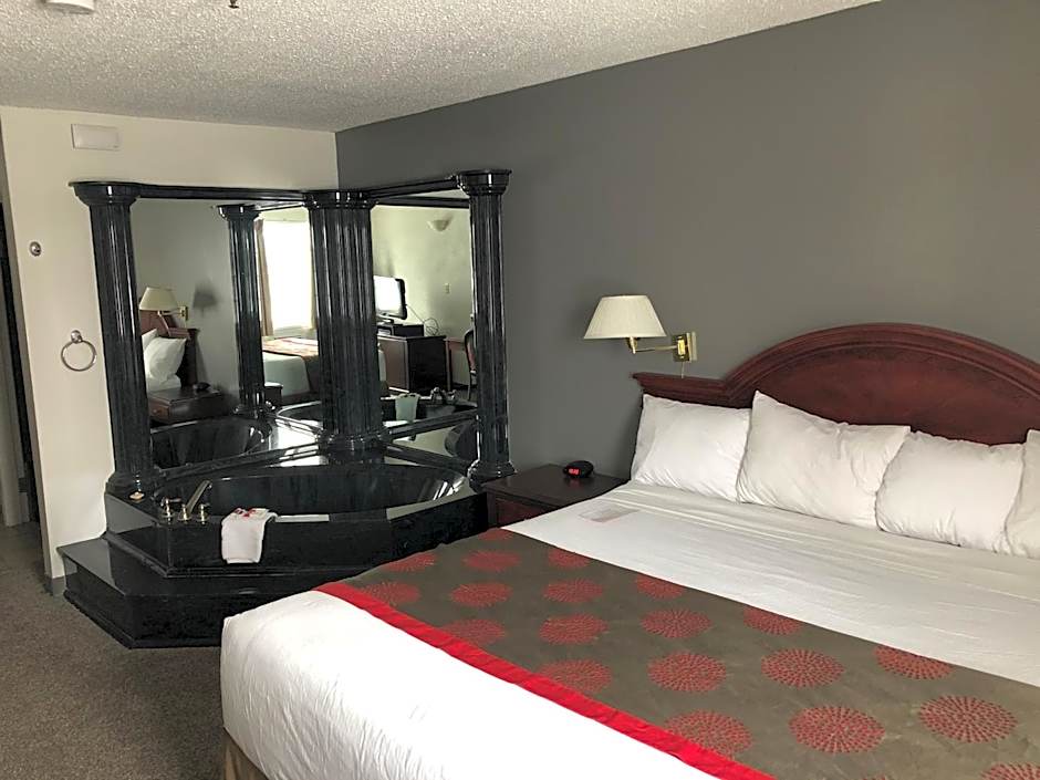Photo 1 of 5 of Royal 1 King Bed Suite, Nonsmoking