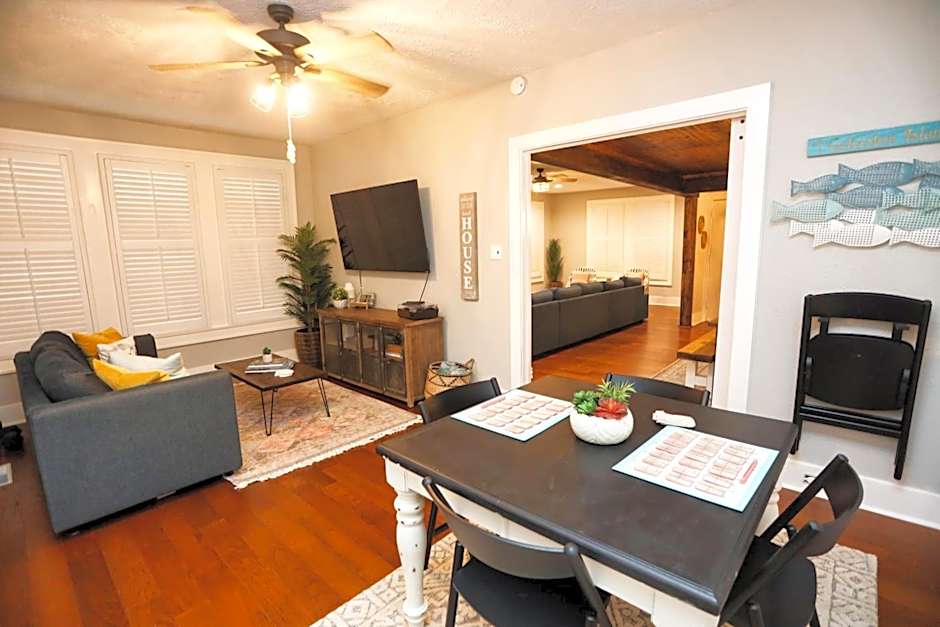 Historic Home Family Friendly Close to Seawall