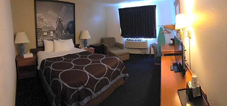 Super 8 by Wyndham Montgomery Maybrook