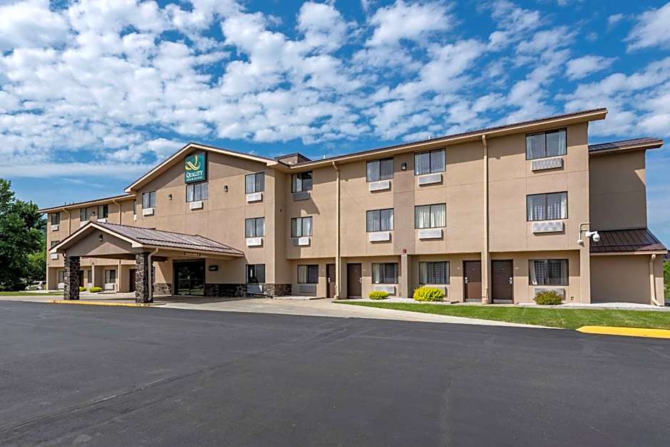 Quality Inn & Suites Warren