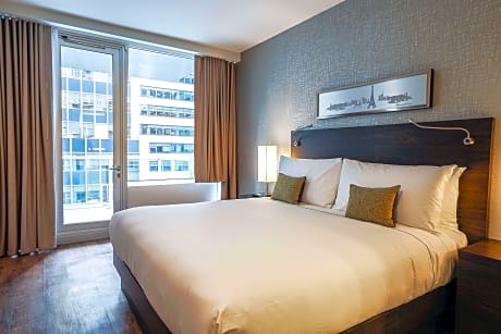 1 Queen Bed With Balcony