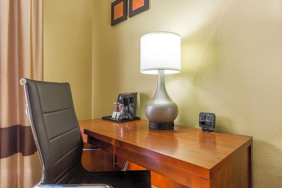 Comfort Suites near I-80 and I-94