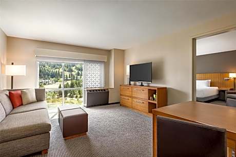 King Suite with Sofa Bed and Roll-In Shower - Disability Access