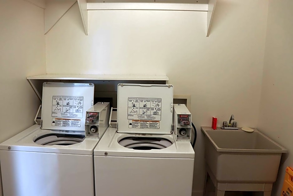 Super 8 by Wyndham Courtenay