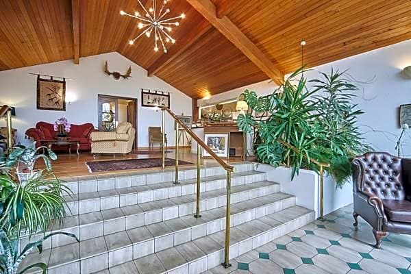 Cedar Lodge Hotel & Restaurant