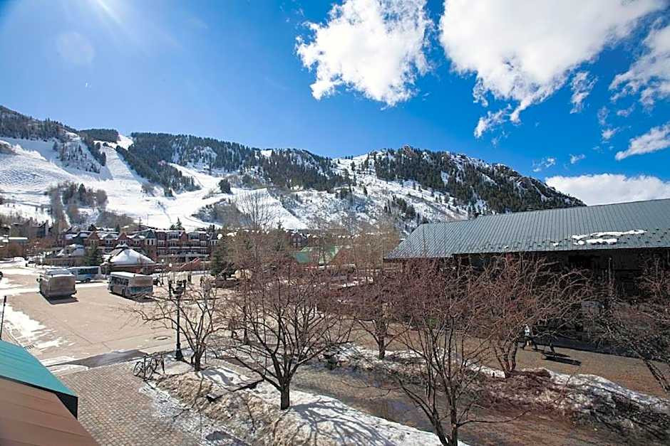 Independence Square 202, Hotel Room Over-looking the Mall and Aspen Mountain