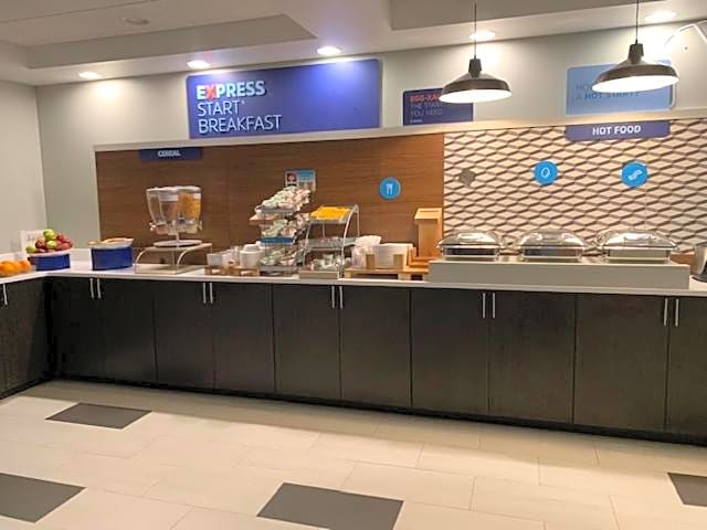 Holiday Inn Express Hotel & Suites Rochester By IHG