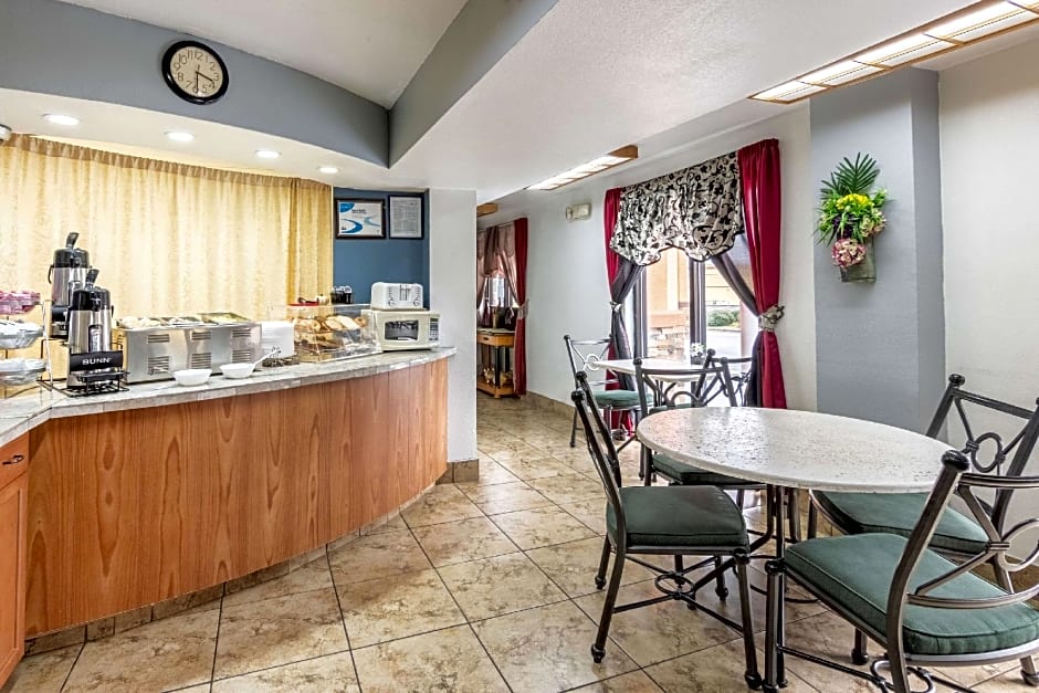 Econo Lodge Inn & Suites Macon