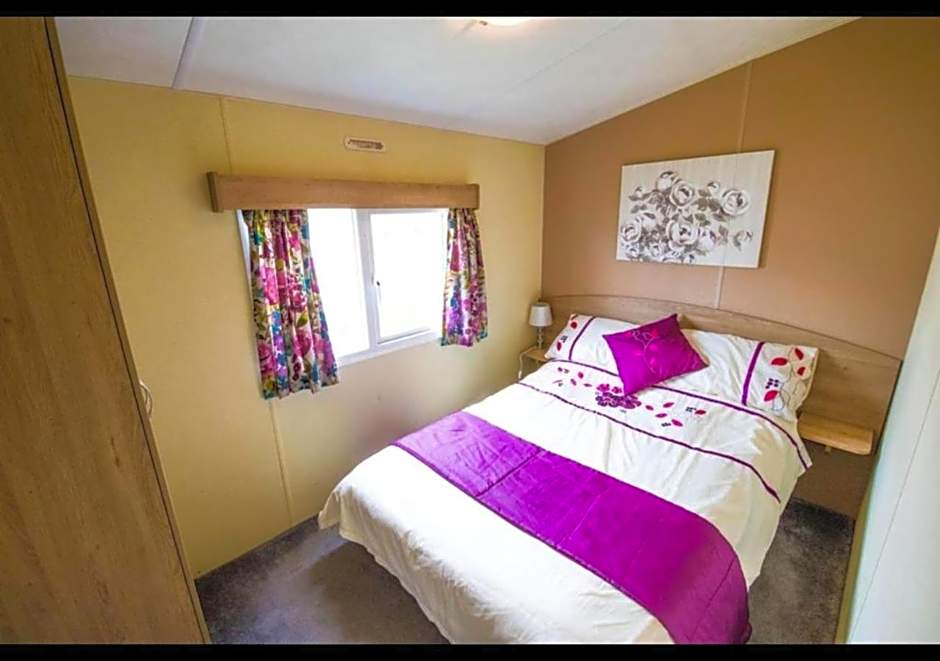 SBL70 - Camber Sands Holiday Park - Sleeps 8 - Close swimming pools and facilities - Private Parking