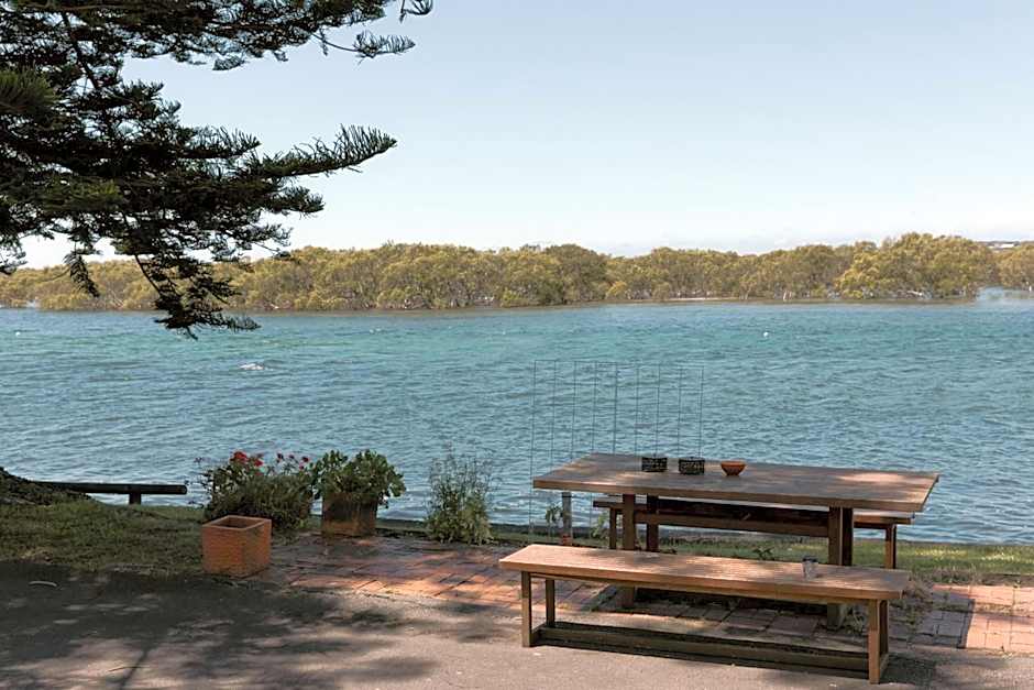 Black Swan Waterfront Motel