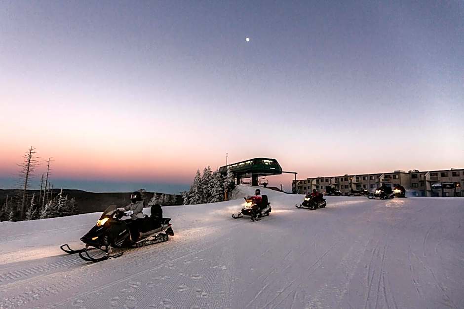 Stroll to Slopes, Village Area, Ski in-out MtLodge 343