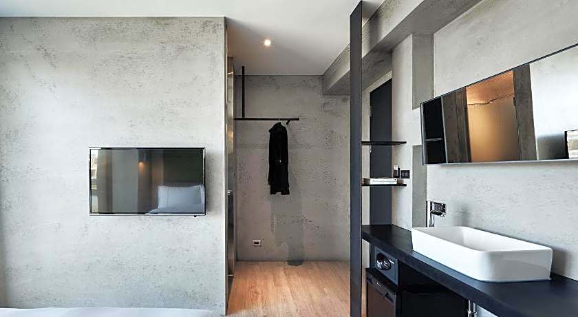 Bouti Waterfront Hotel