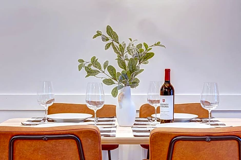 Mountain Retreat, Pool & Hot Tub, BBQ, Patio, King Bed, Sleeps 6!