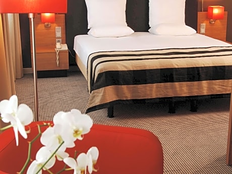 Suite with double bed and separate lounge area