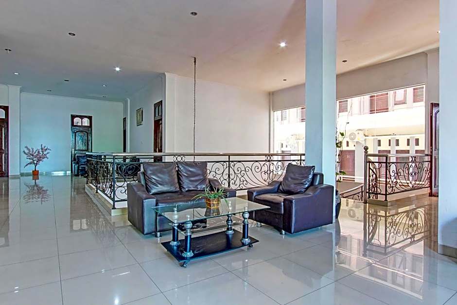 OYO 93011 Hotel Griya Lestari Pati 2