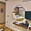 New Museum, Pyramids inn
