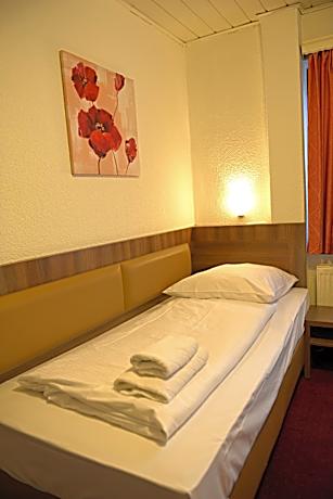 Budget Single Room with Shared Bathroom