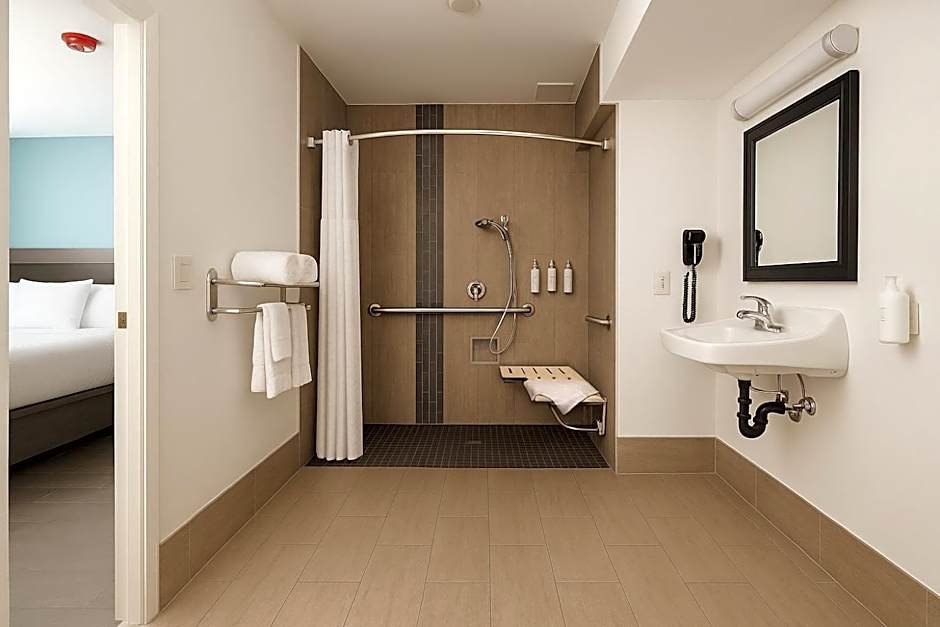 Travelodge by Wyndham LAX South