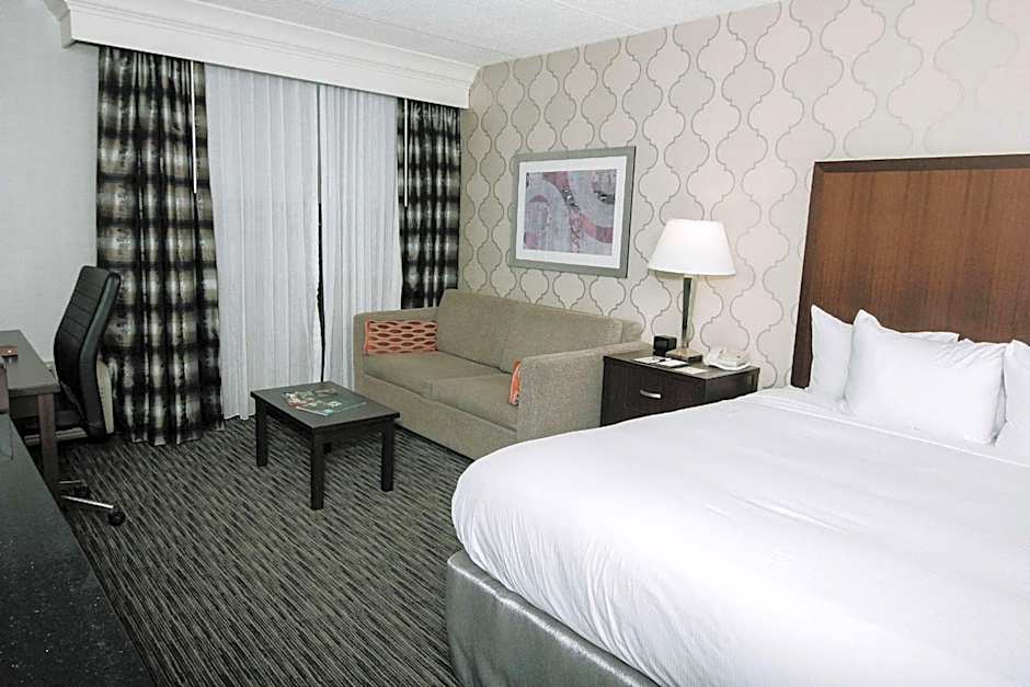 DoubleTree By Hilton Hotel Detroit-Dearborn
