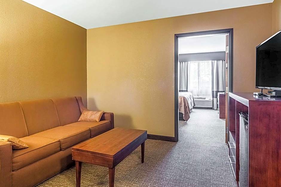 Quality Inn & Suites Salem near I-57
