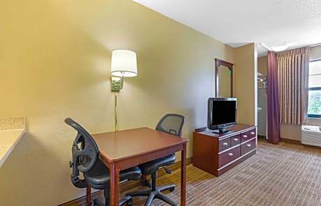 Studio with 2 Queen Beds - Non-Smoking