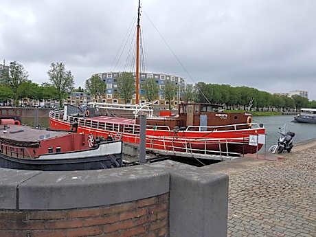 Boat Hotel SIX Rotterdam