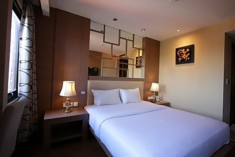 Superior Pool View King Room