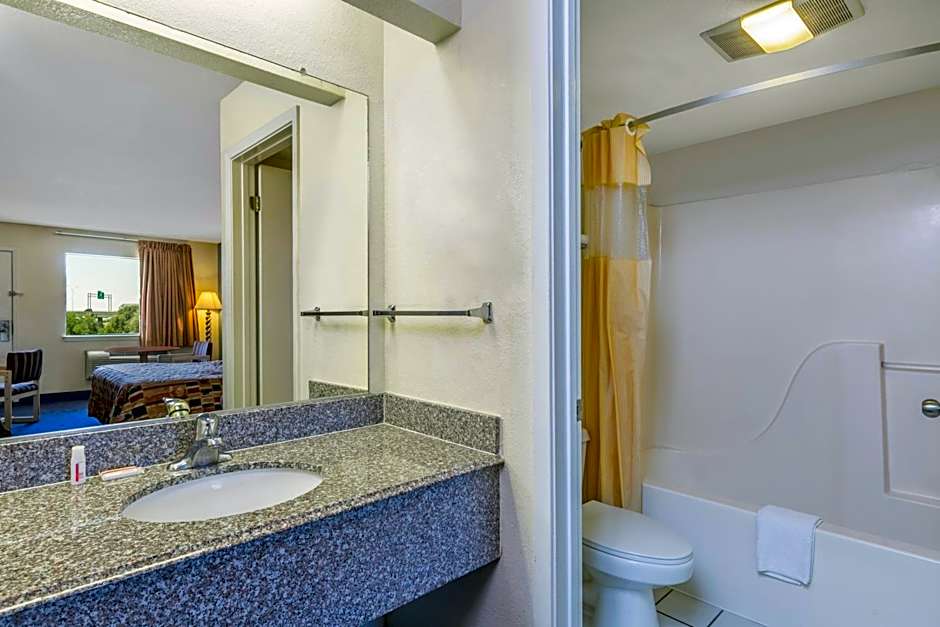 Days Inn by Wyndham San Antonio