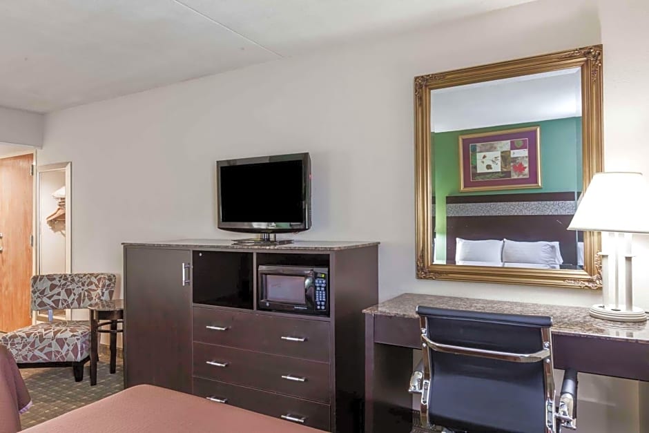 Howard Johnson by Wyndham Newark Airport