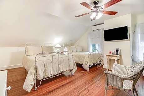 Quadruple Room with Private Bathroom