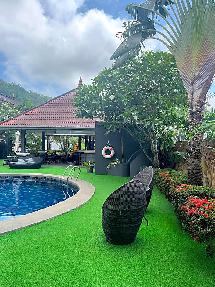 Tropical Palm Resort.