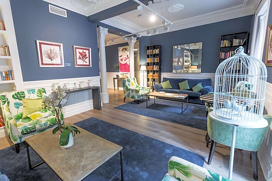 Petit Palace Lealtad Plaza