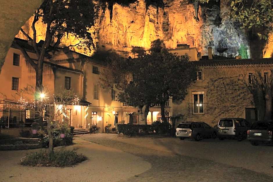 Hôtel et Restaurant Le Manoir - Echangeur A7-A9 - 24h-24h