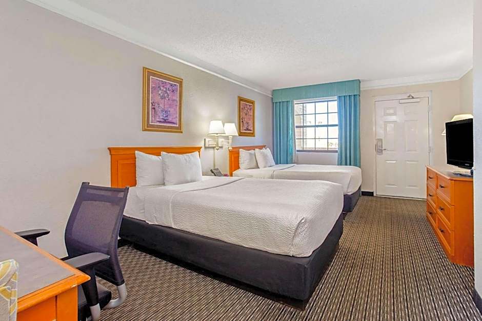 La Quinta Inn & Suites by Wyndham Tampa Bay Pinellas Park Clearw