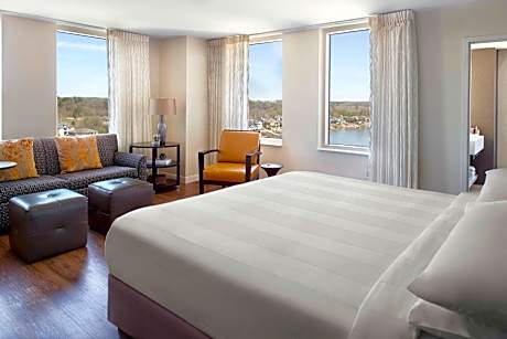Junior Suite, 1 King, Non-Private Sofa bed, River view, Main Tower, Corner room