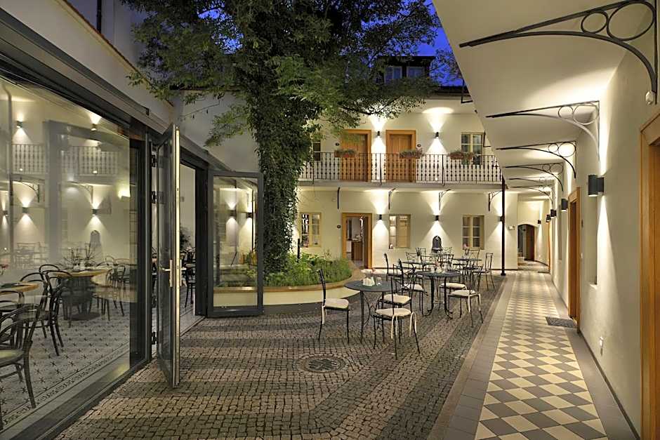 Hotel At the White Lily