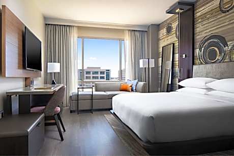 King Room with Tub and M Club Lounge Access - Mobility and Hearing Accessible