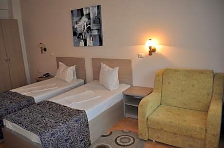 Family Room (2 Adults + 1 Child)