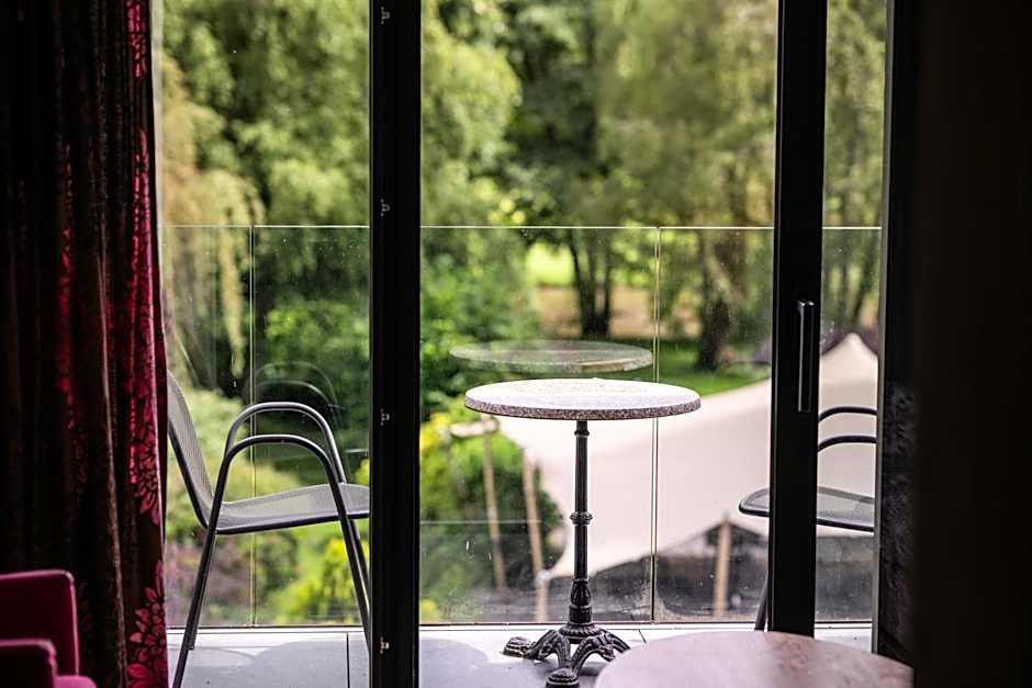 Logis Hostellerie De La Claire Fontaine