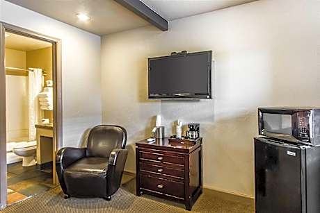 1 Queen Bed Suite Nonsmoking