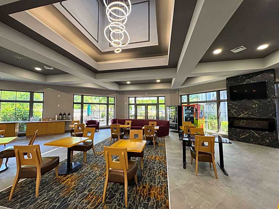 La Quinta Inn & Suites by Wyndham Raleigh Cary