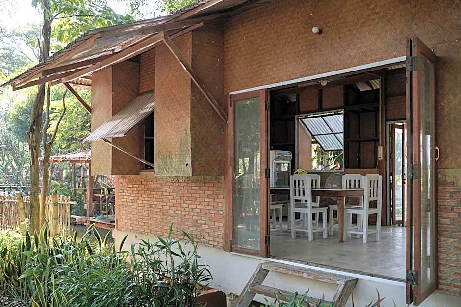 Art House at Chiangdao - Waterlily House