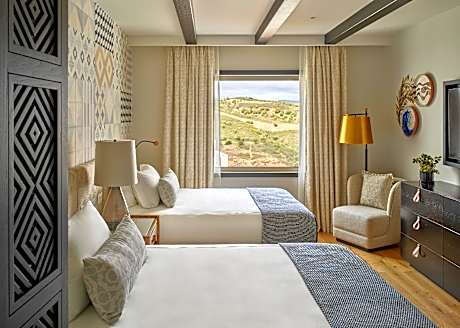 Standard Twin Room with Mountain View