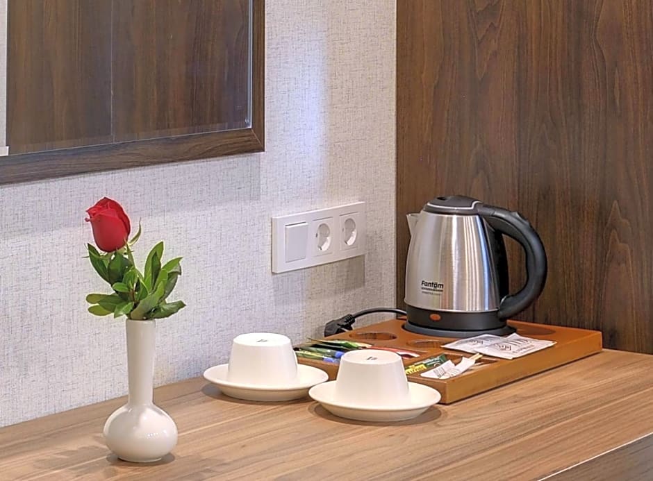 Leo Suites